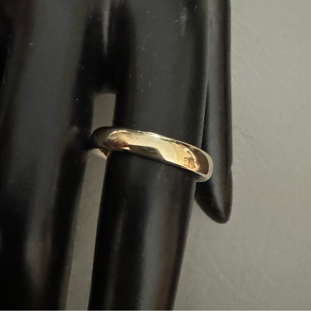 Solid 14k yellow gold wedding band - Picture 2 of 6